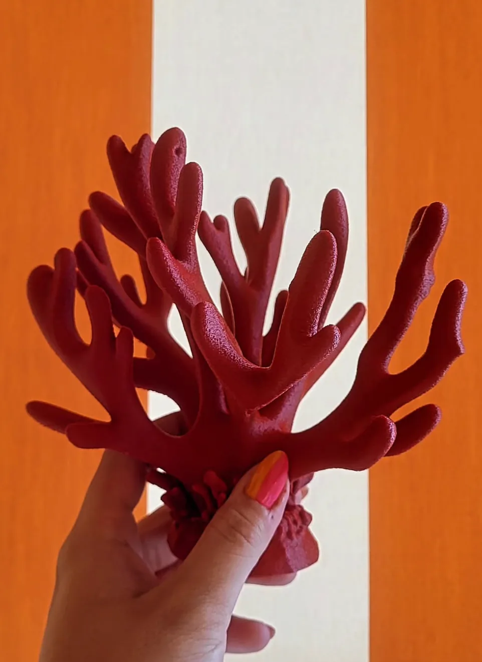 Objeto decorativo orgánico de color rojo impreso en 3D