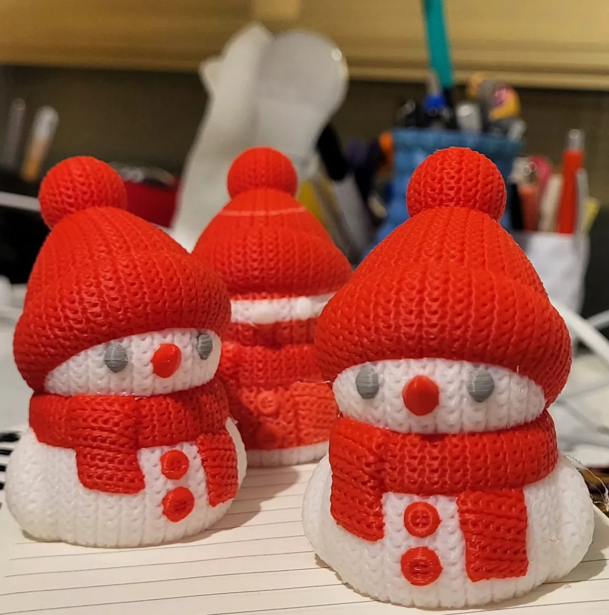 Muñecos de nieve rojos y blancos impresos en 3D